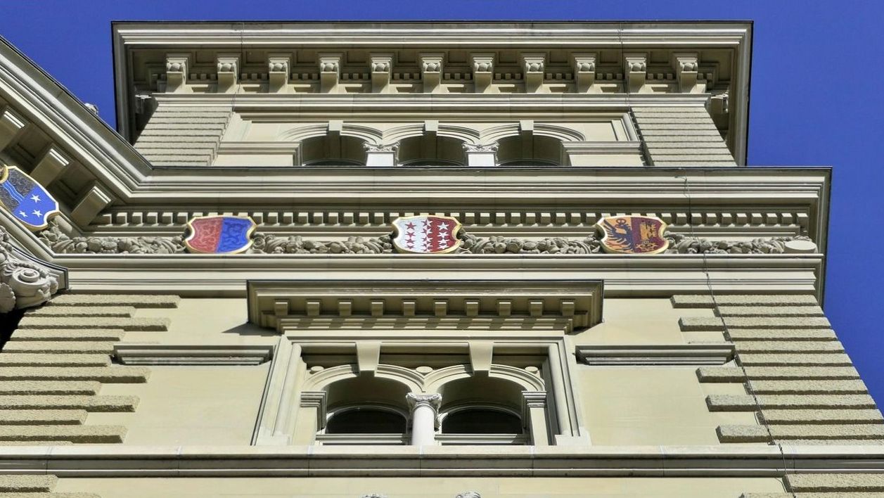 Muistikirja käsinkirjoitettuine sivustomerkinnöineen
