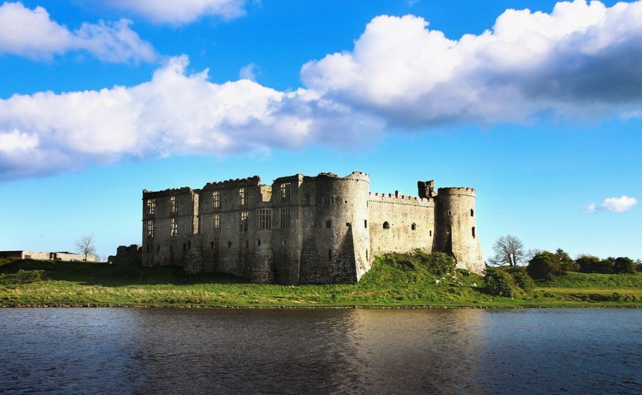 Neuvottelunurkka nojatuoleineen ja matkakirjoineen